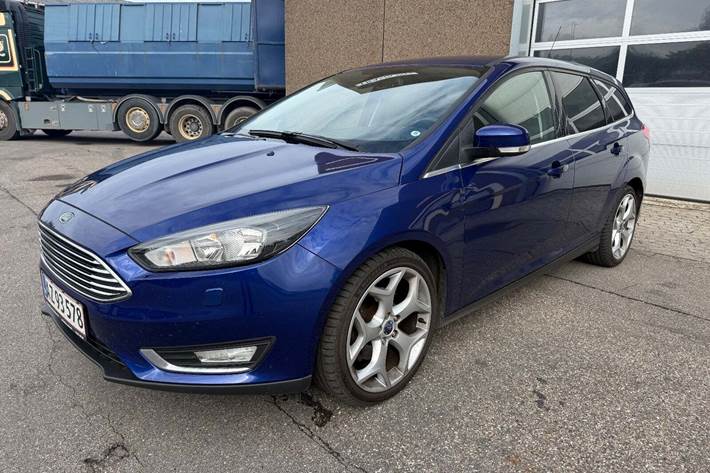 Blå Ford Focus fra 2016 set udefra