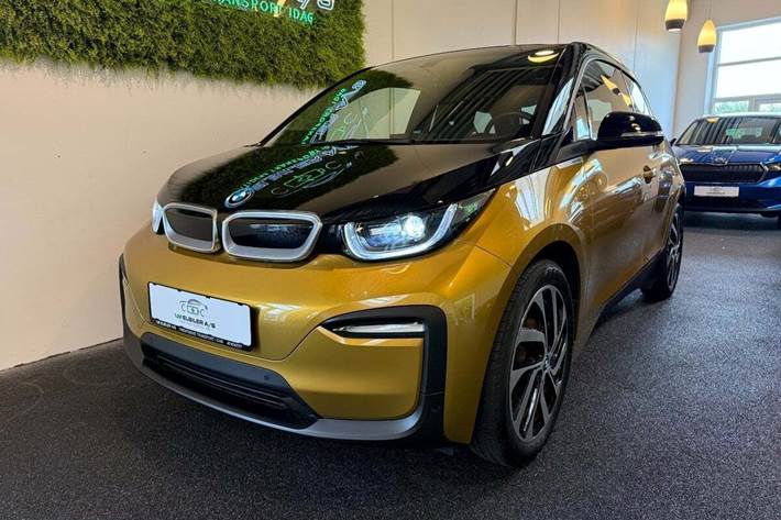 Gul BMW i3 fra 2022 set udefra