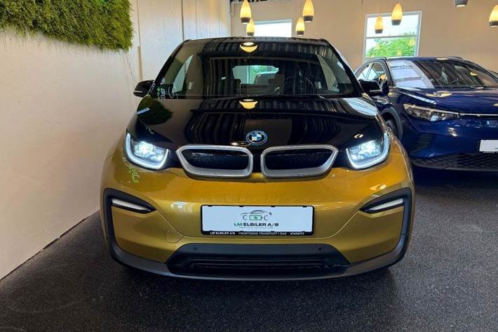 Gul BMW i3 fra 2022 set udefra