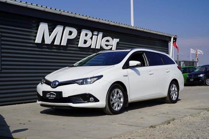 Hvid Toyota Auris fra 2016 set udefra