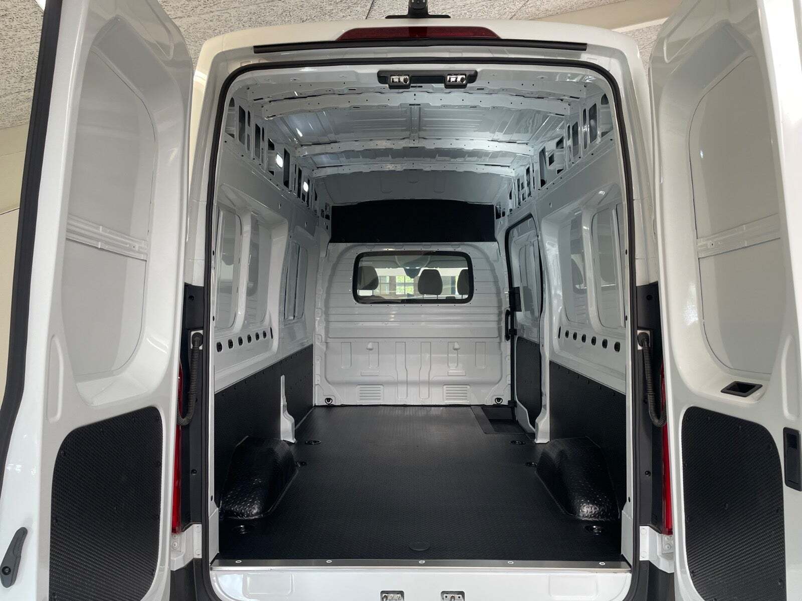 Hvid Maxus e-Deliver 9 fra 2023