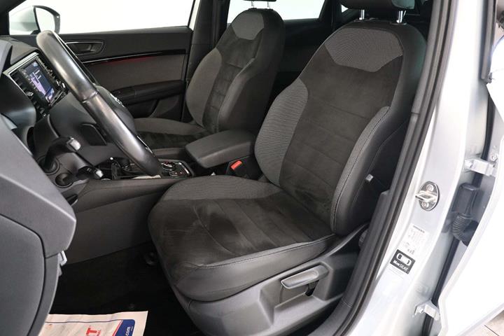 Sølv Seat Ateca fra 2018 set indefra