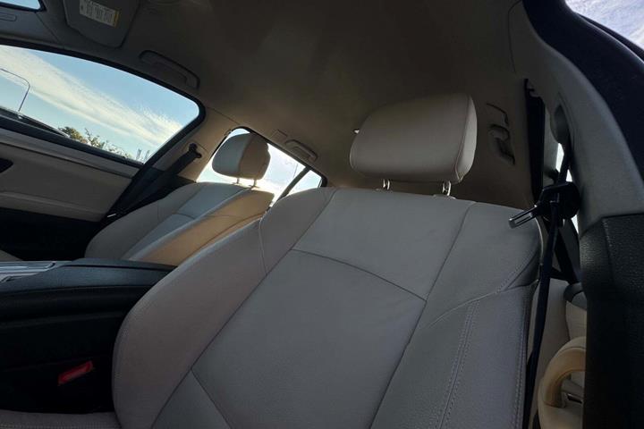 Grå BMW 520d fra 2012