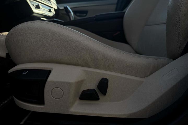 Grå BMW 520d fra 2012