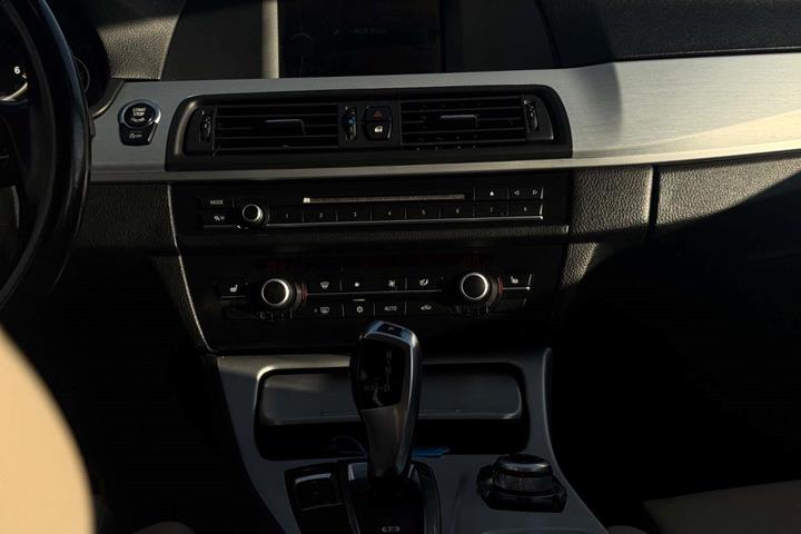 Grå BMW 520d fra 2012