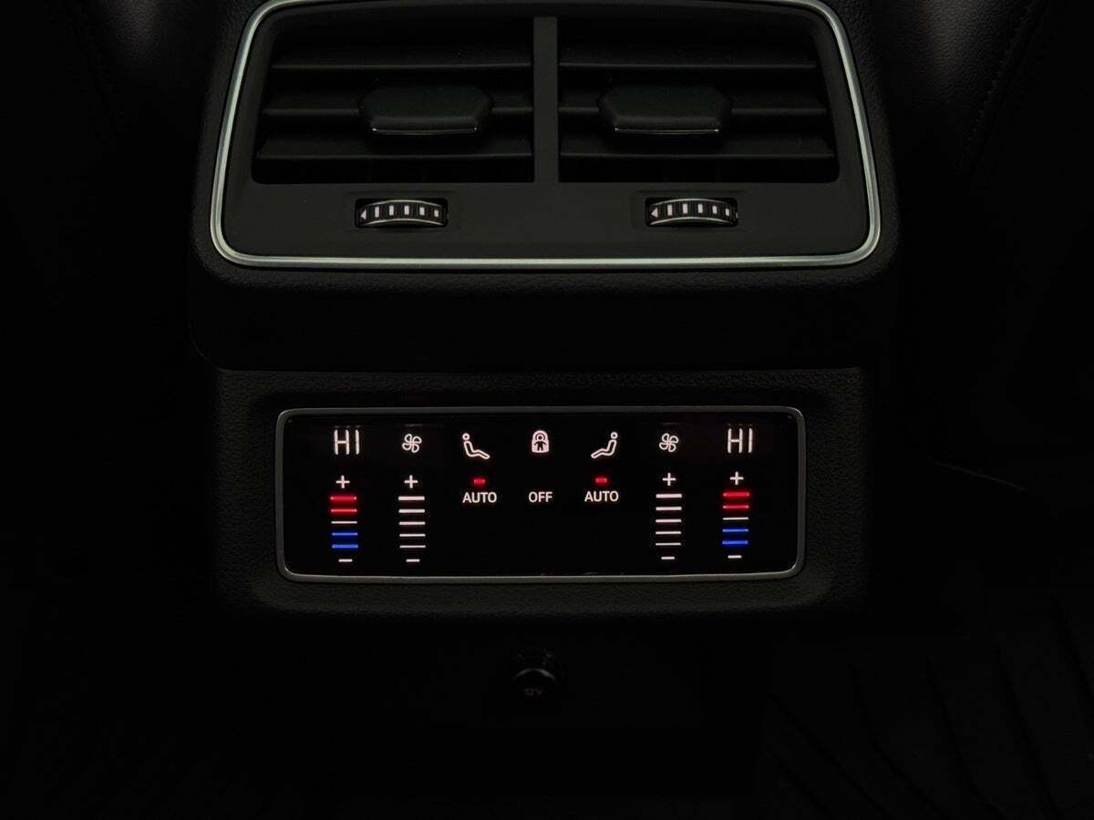 Grå Audi e-tron fra 2022