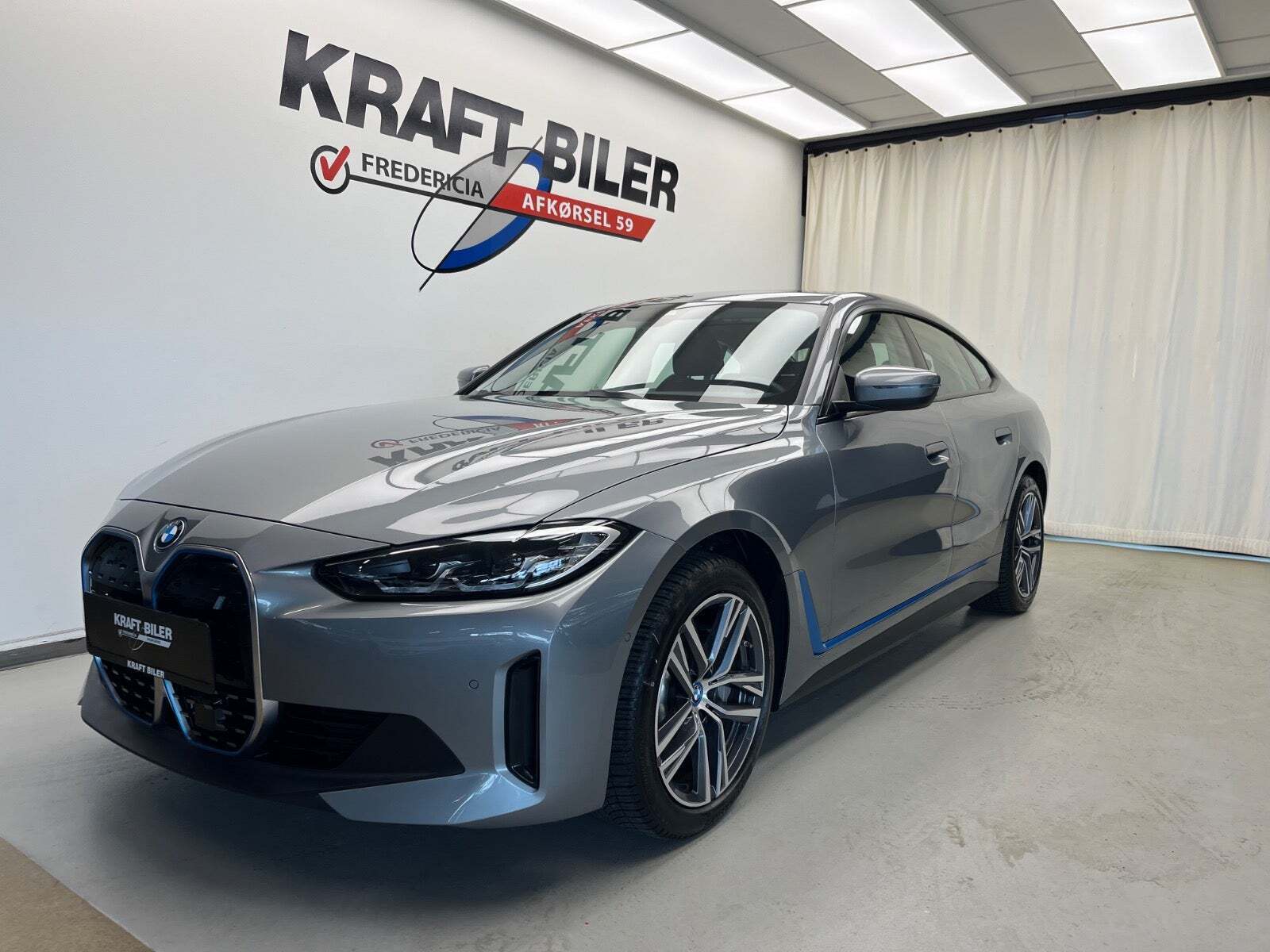 Grå BMW i4 fra 2023 set udefra