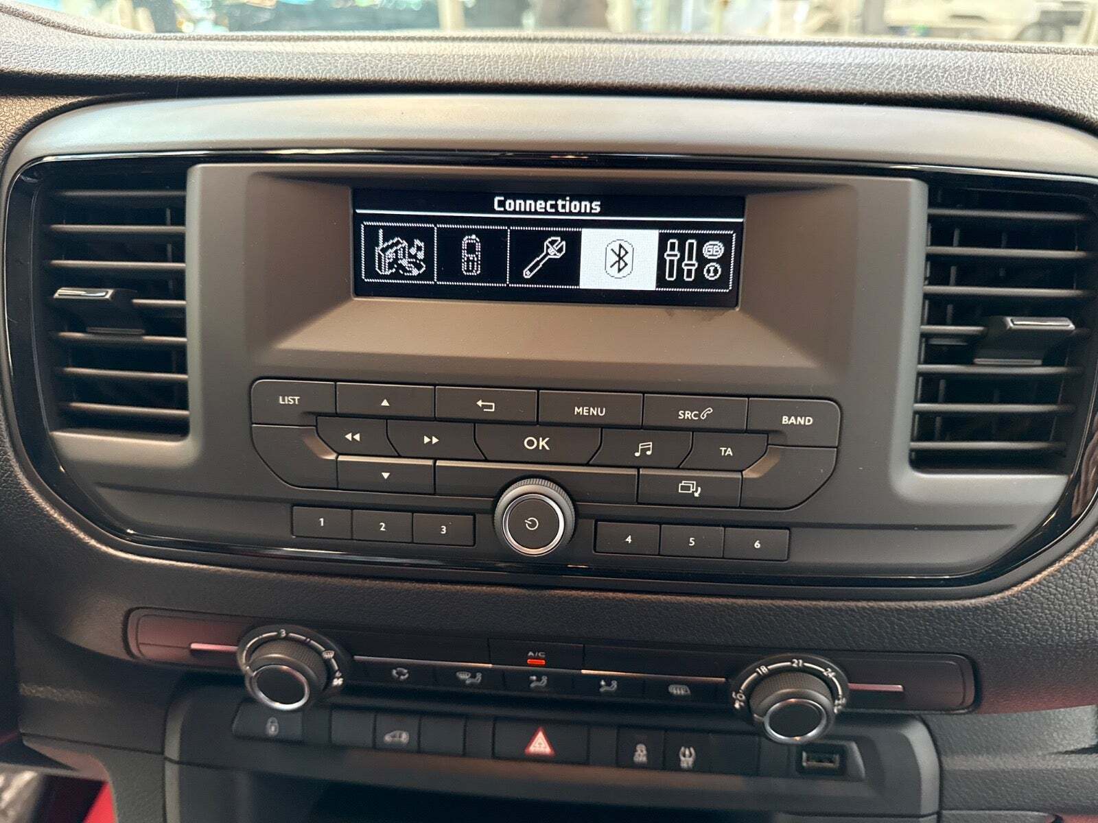 Hvid Peugeot e-Expert fra 2024