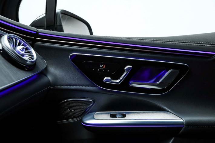 Grå Mercedes EQE350+ SUV fra 2024