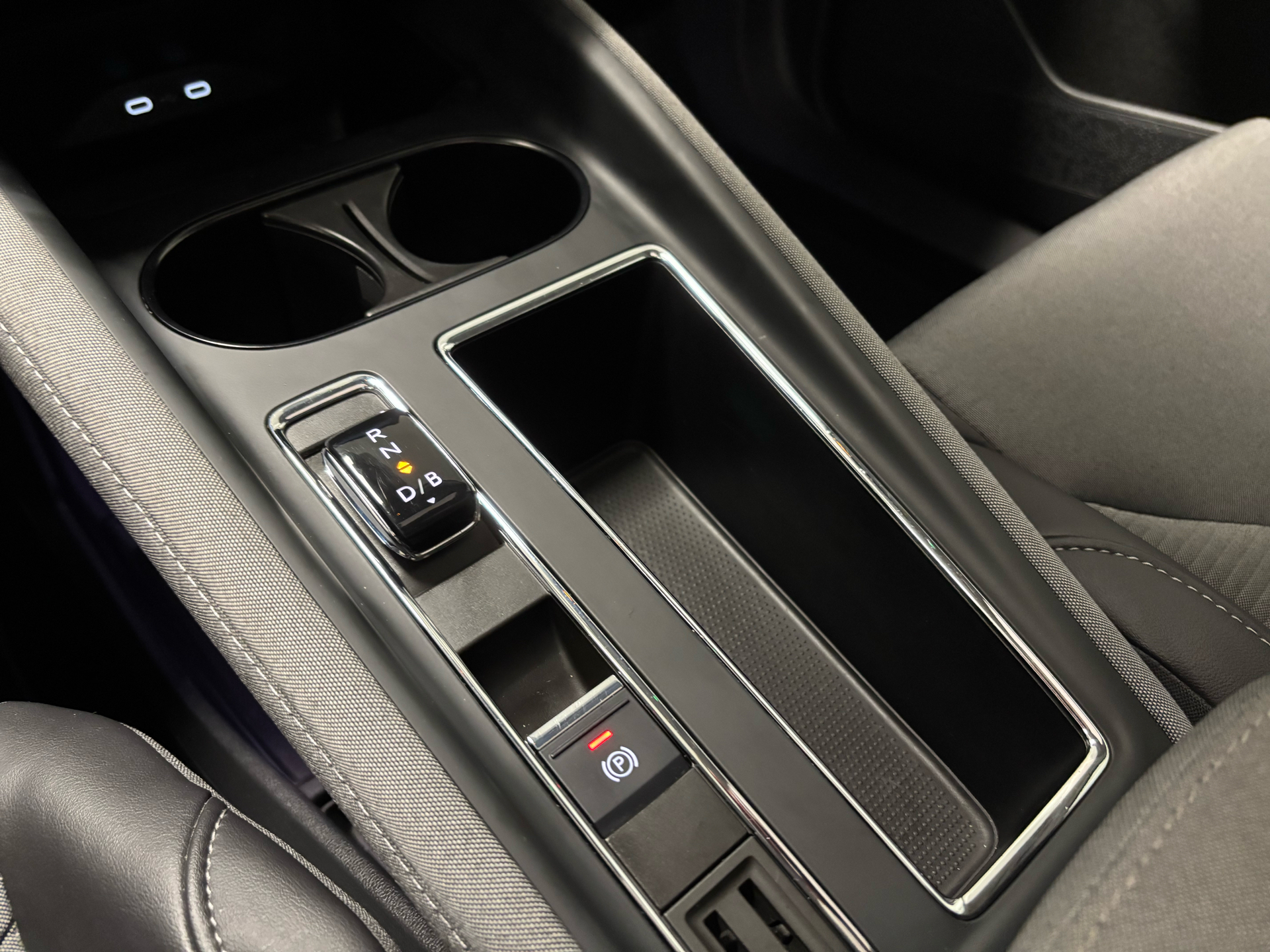 Grå Skoda Enyaq iV fra 2023