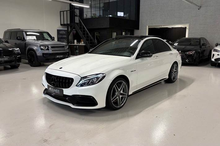 Hvid Mercedes C63 fra 2016 set udefra