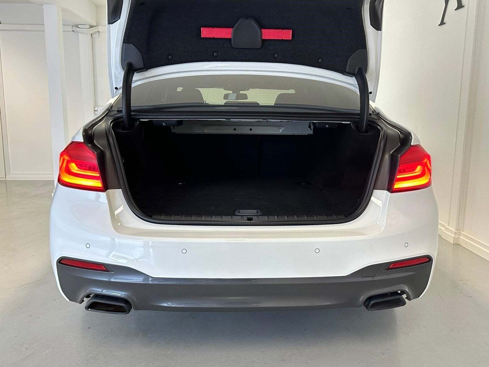 Hvid BMW 530e fra 2019