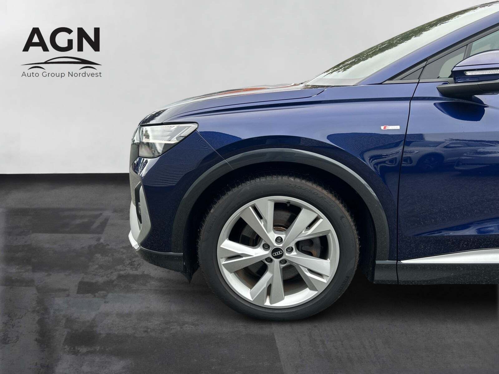 Blå Audi Q4 e-tron fra 2021