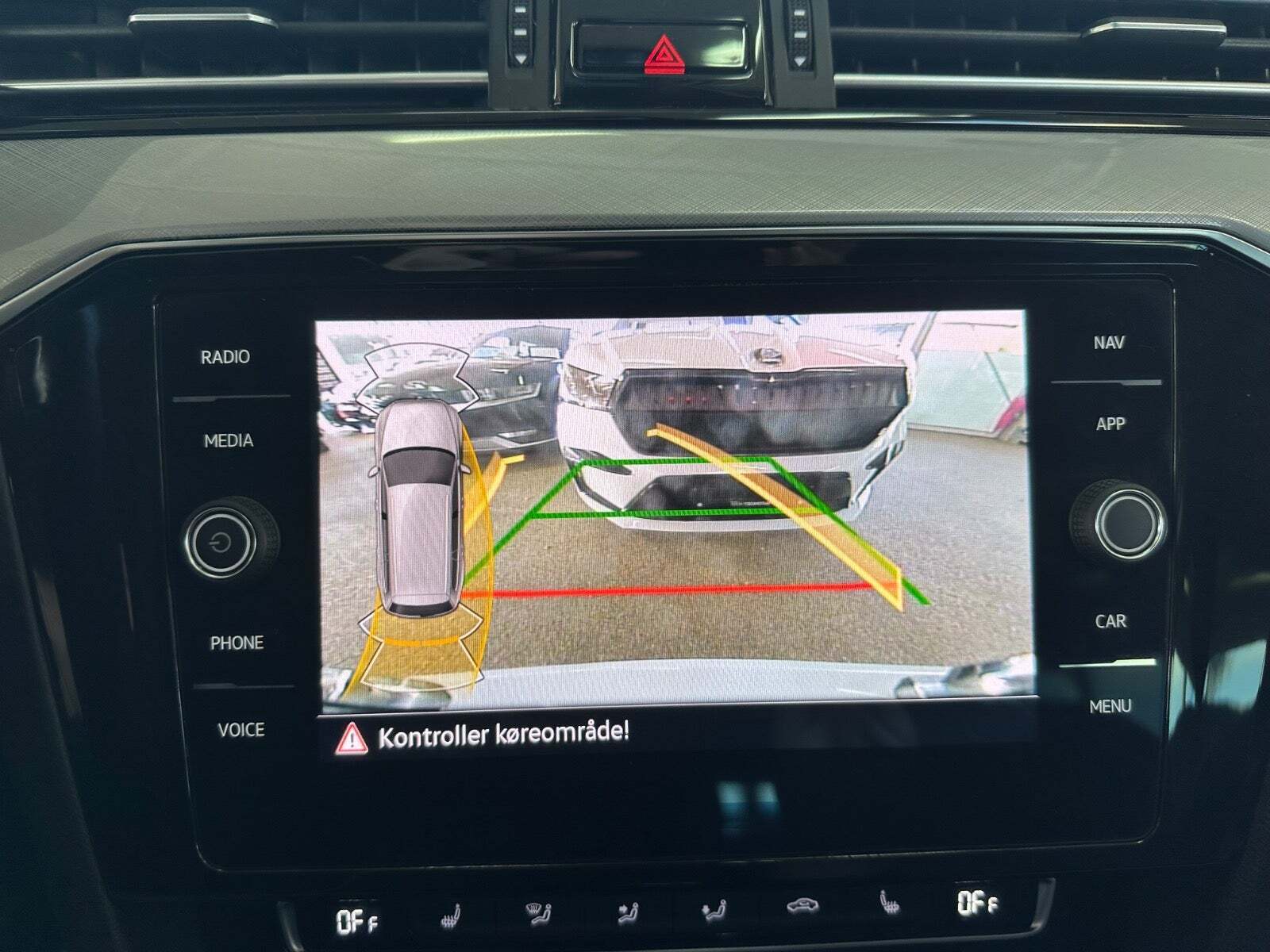 Hvid VW Passat fra 2020