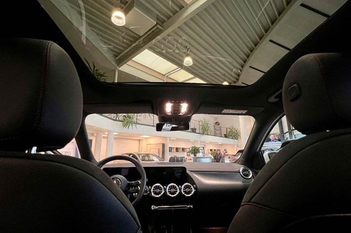 Hvid Mercedes EQA250 fra 2024