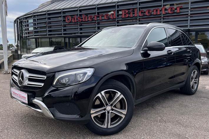 Sort Mercedes GLC250 fra 2016 set udefra