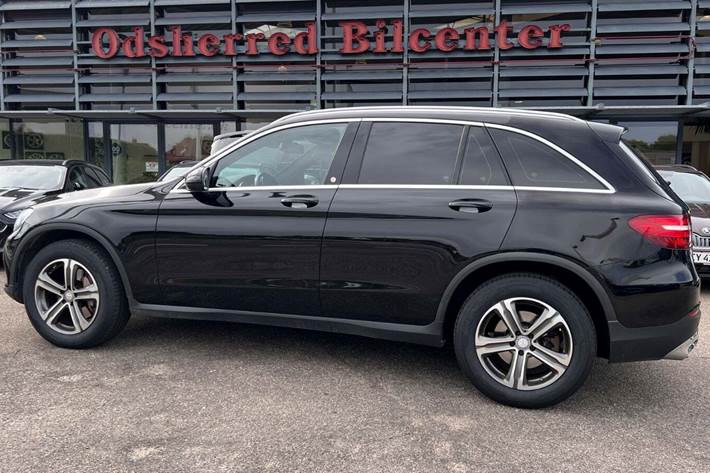 Sort Mercedes GLC250 fra 2016 set udefra