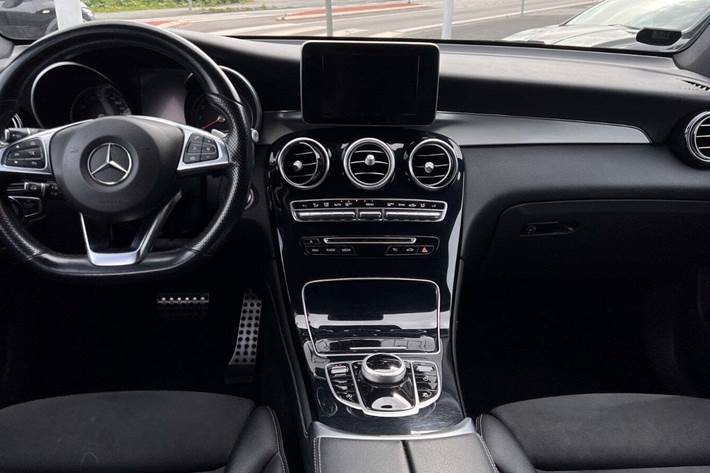 Sort Mercedes GLC250 fra 2016 set indefra