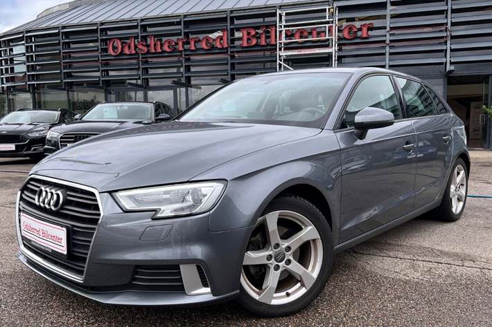 Grå Audi A3 fra 2018 set udefra