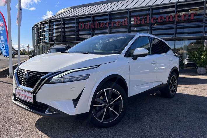 Hvid Nissan Qashqai fra 2023 set udefra