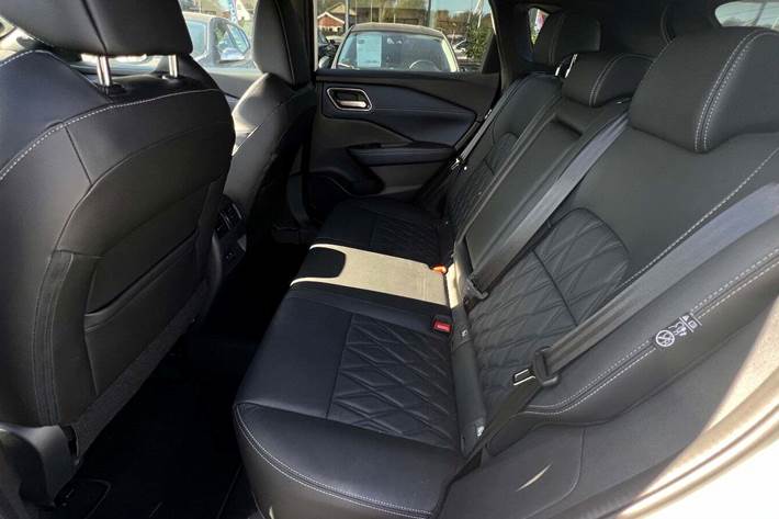 Hvid Nissan Qashqai fra 2023