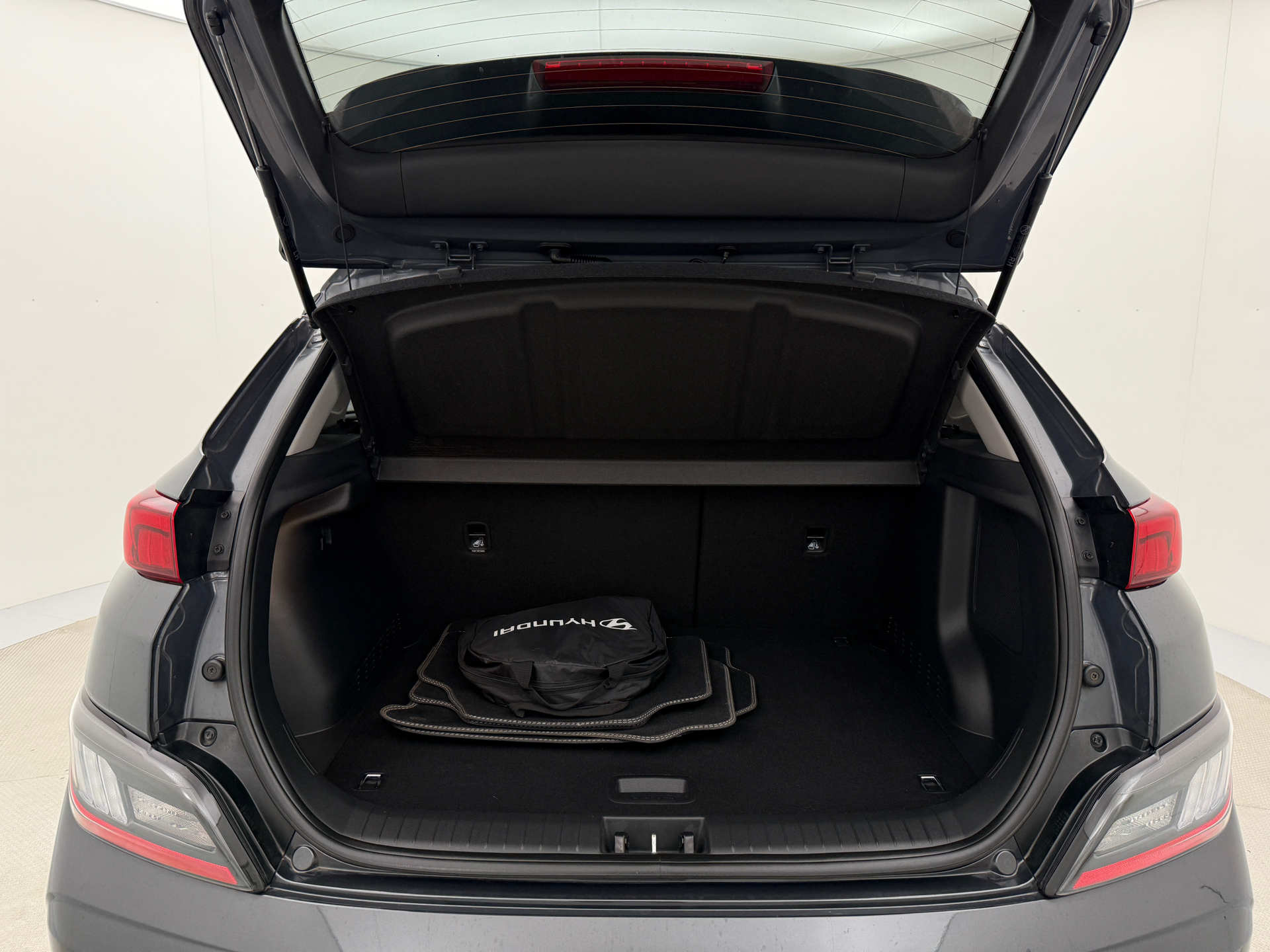 Grå Hyundai Kona fra 2023