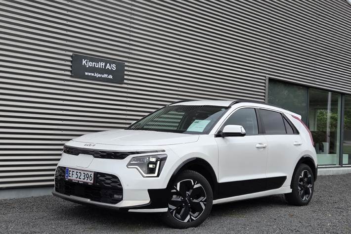 Hvid Kia Niro EV fra 2025 set udefra