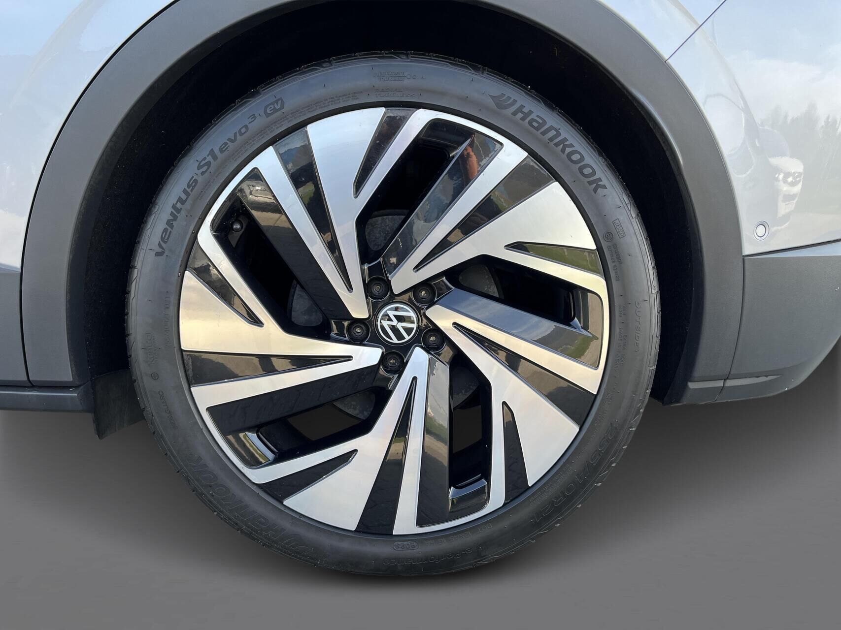 Grå VW ID.4 fra 2023 set udefra