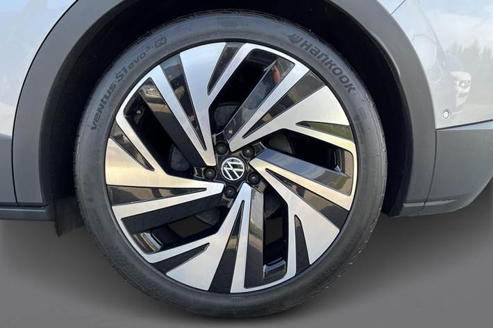 Grå VW ID.4 fra 2023 set udefra