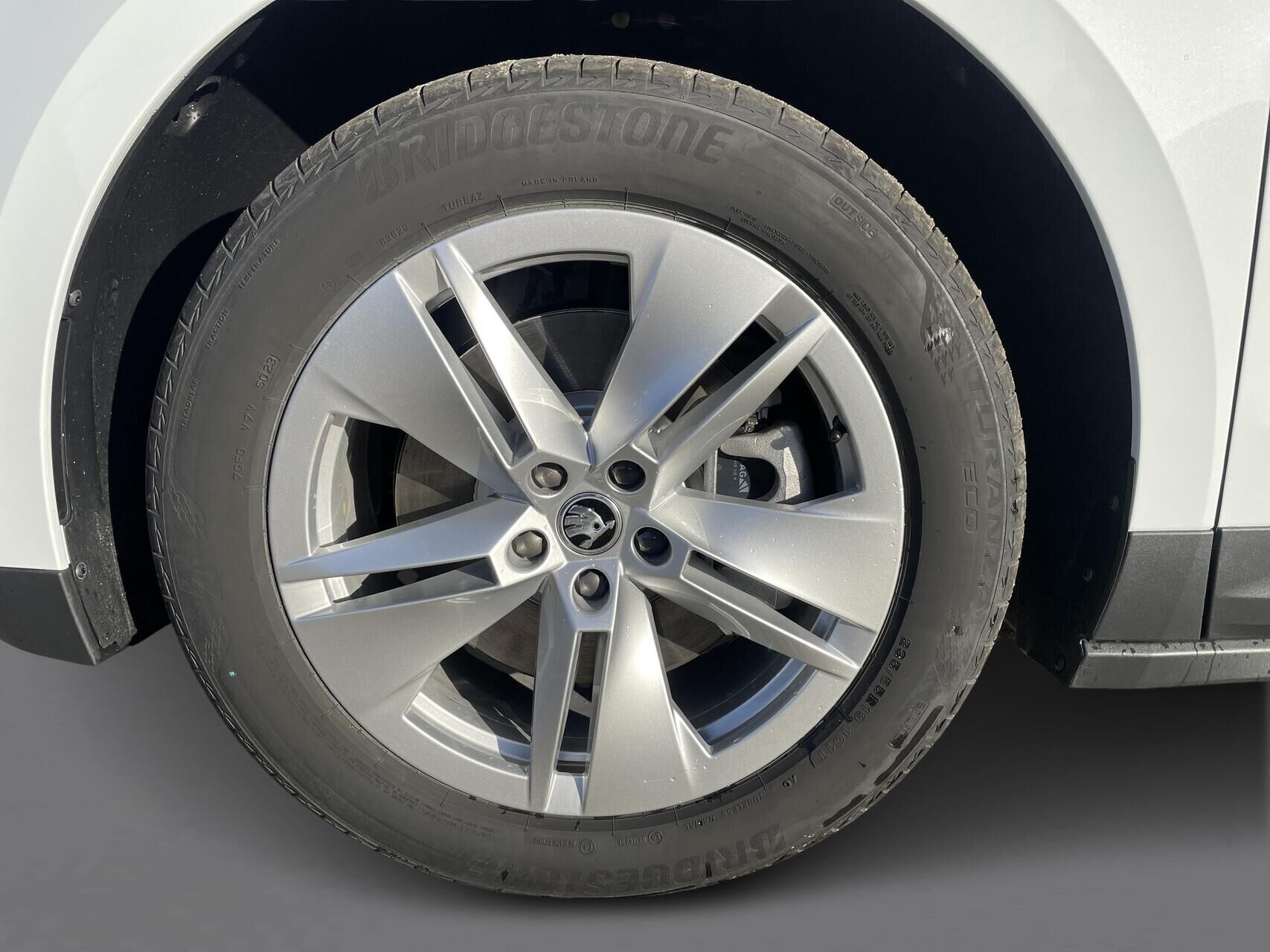 Hvid Skoda Enyaq iV fra 2025