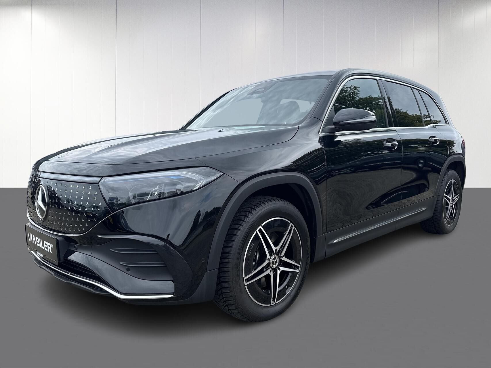 Sort Mercedes EQB 250+ fra 2024 set udefra