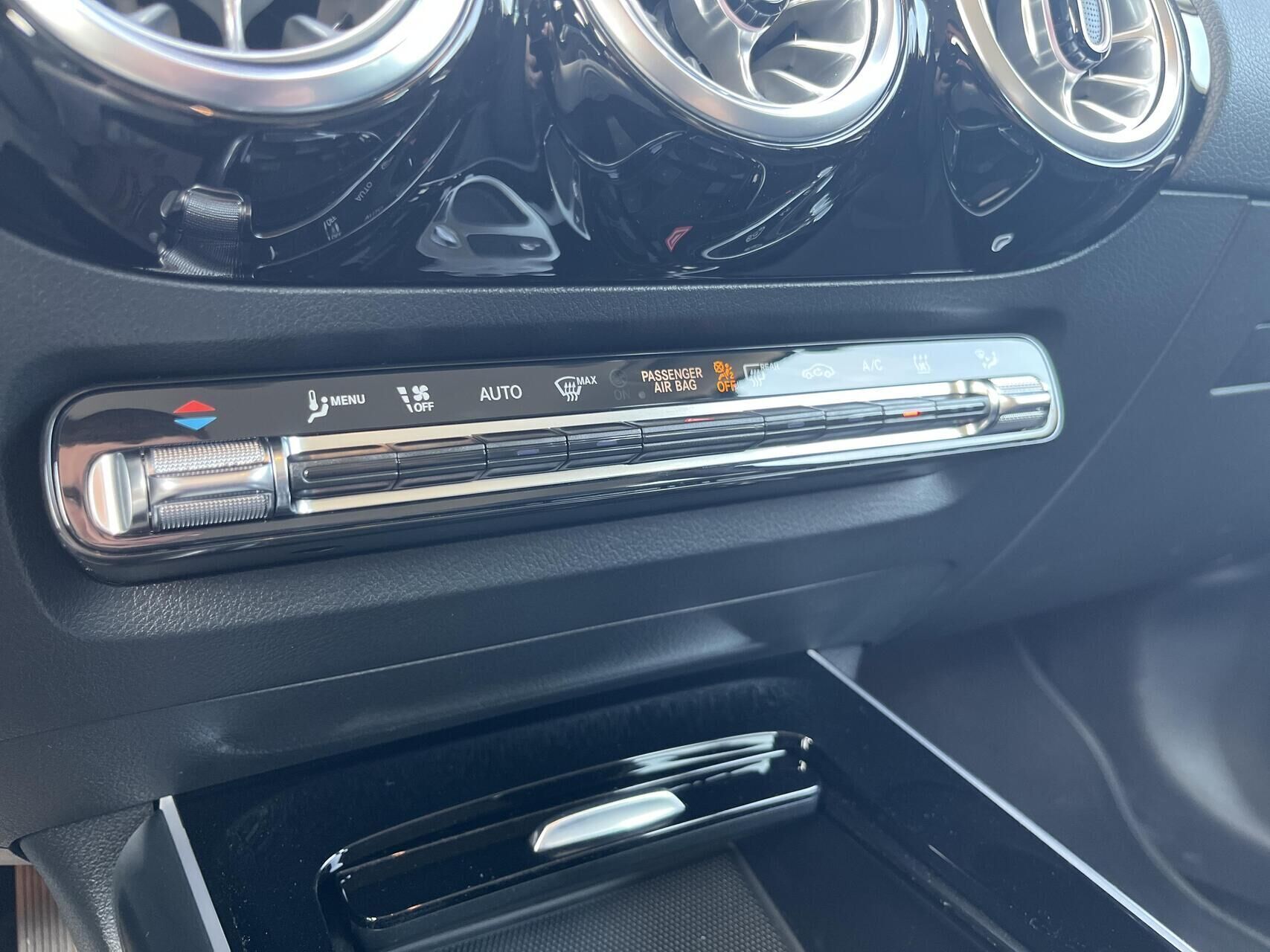 Sort Mercedes EQA 300 fra 2024