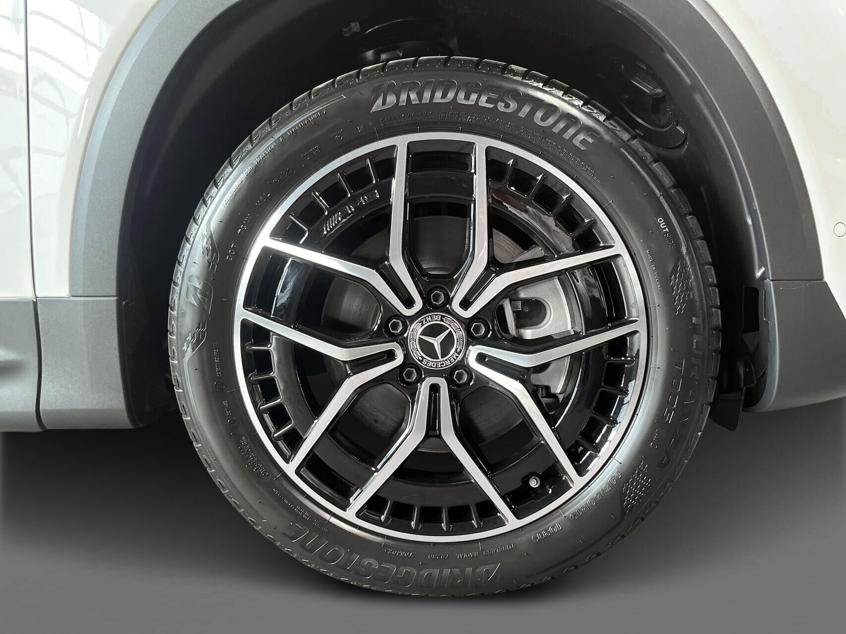 Hvid Mercedes EQB 300 fra 2023