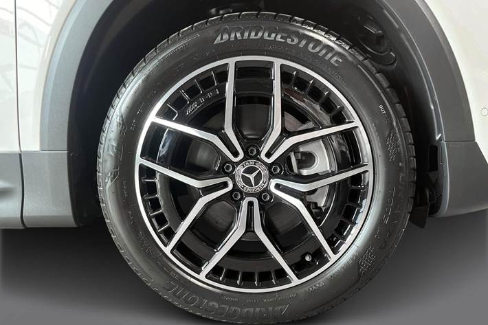 Hvid Mercedes EQB 300 fra 2023