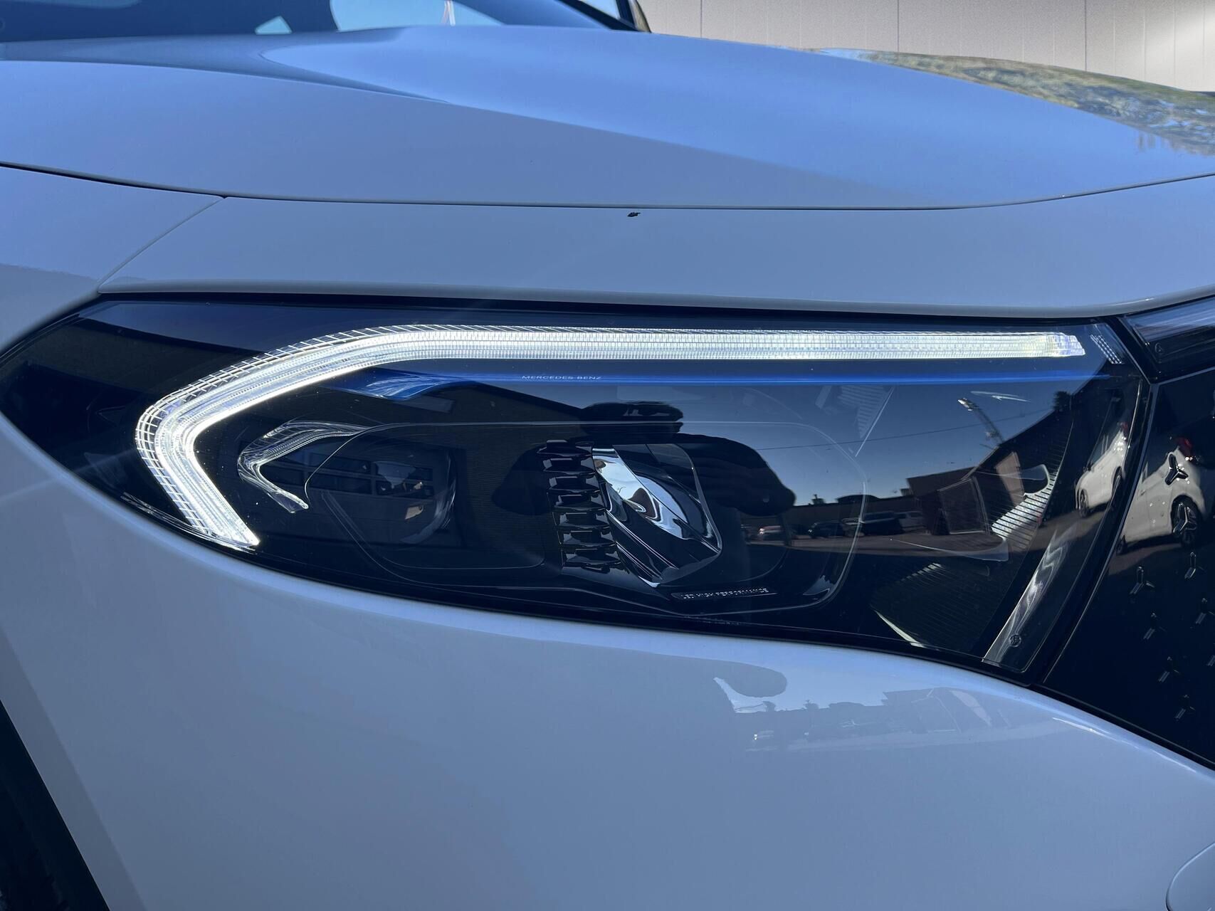 Hvid Mercedes EQA 300 fra 2024