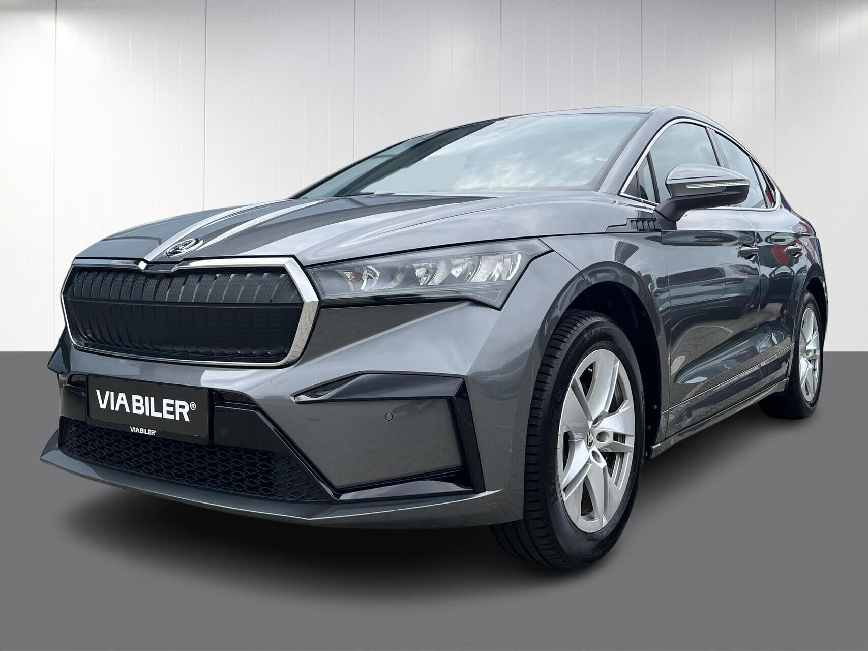 Grå Skoda Enyaq iV fra 2023 set udefra