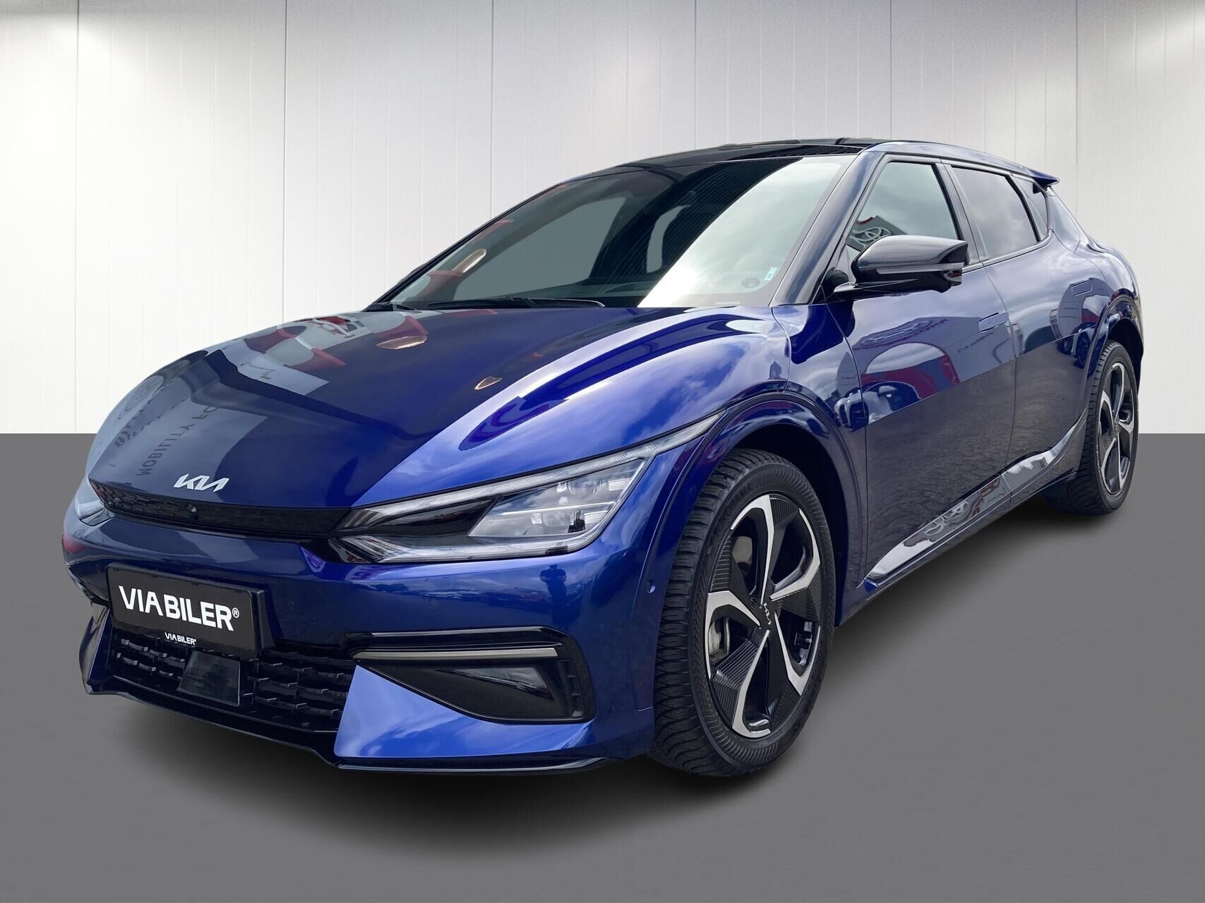 Blå Kia EV6 fra 2024 set udefra