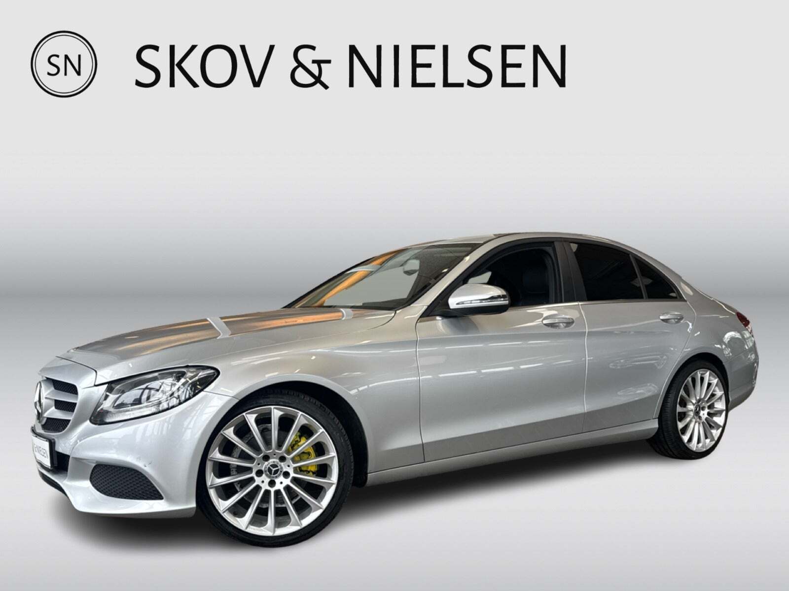 Sølv Mercedes C220 d fra 2017 set udefra