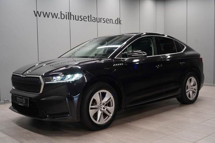 Sort Skoda Enyaq fra 2023 set udefra