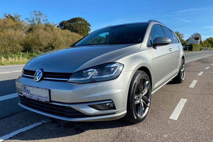 Beige VW Golf VII fra 2018 set udefra