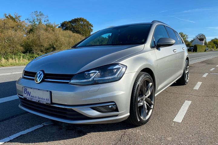Beige VW Golf VII fra 2018 set udefra