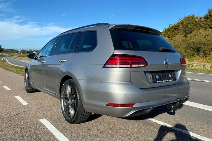 Beige VW Golf VII fra 2018