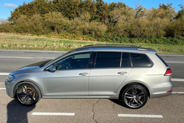 Beige VW Golf VII fra 2018
