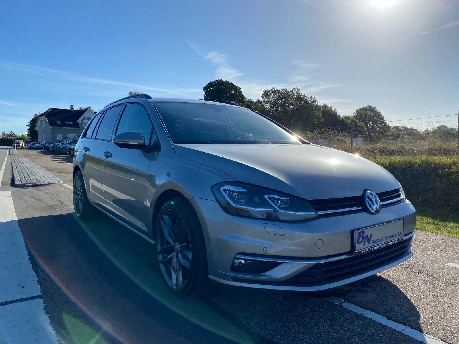 Beige VW Golf VII fra 2018 set udefra