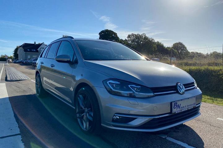 Beige VW Golf VII fra 2018 set udefra