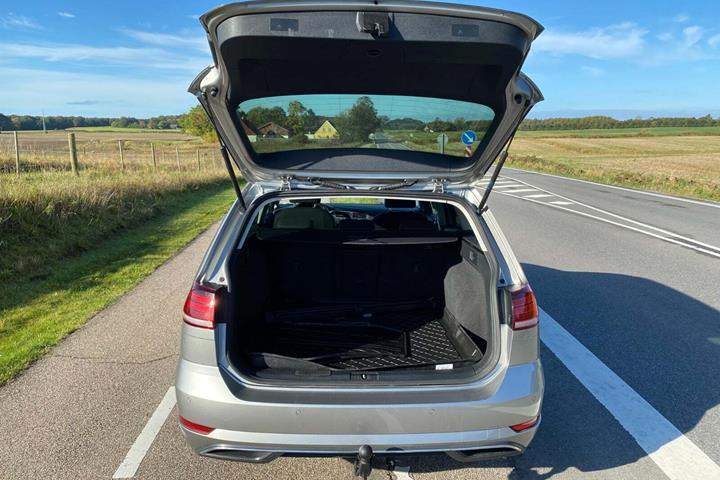 Beige VW Golf VII fra 2018