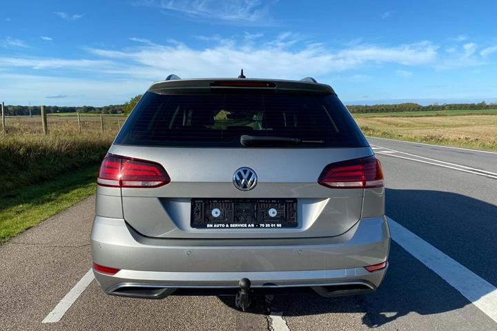 Beige VW Golf VII fra 2018