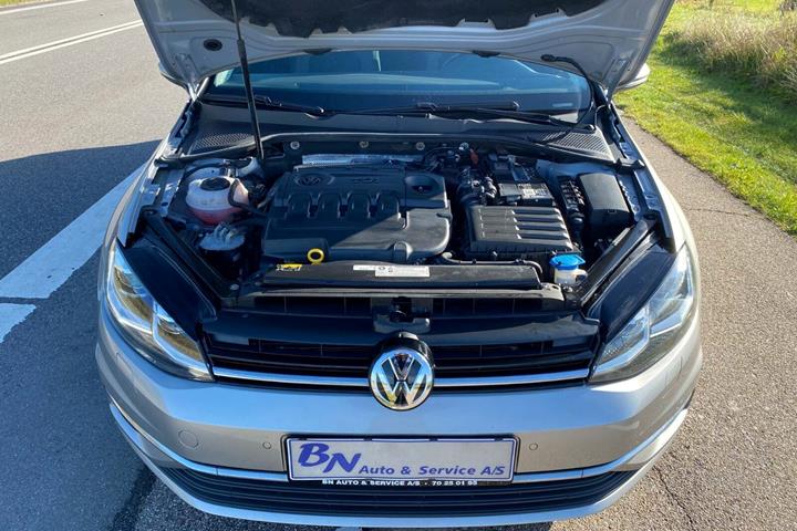 Beige VW Golf VII fra 2018