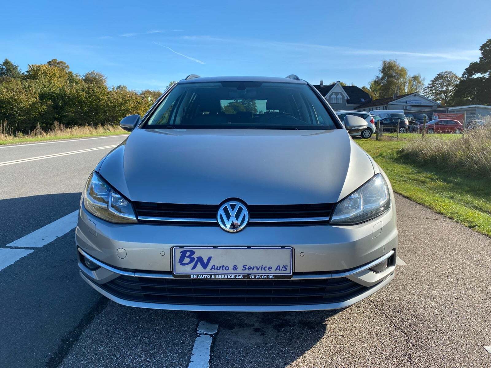 Beige VW Golf VII fra 2018