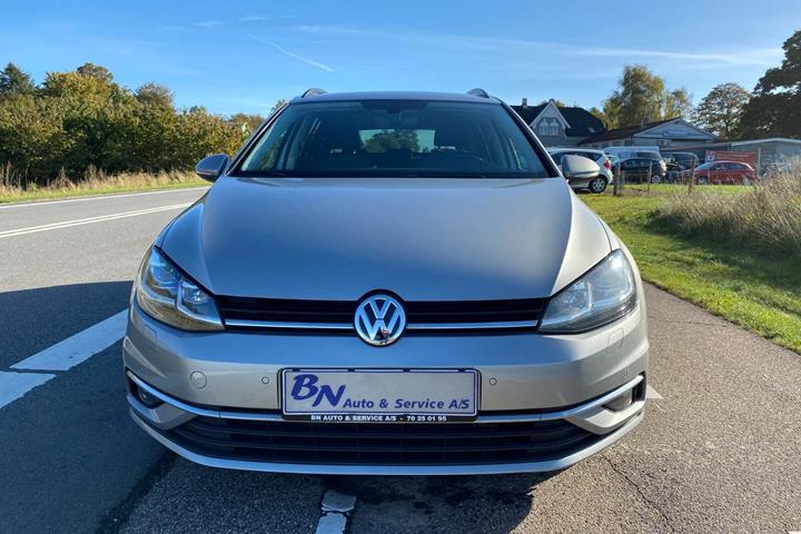 Beige VW Golf VII fra 2018